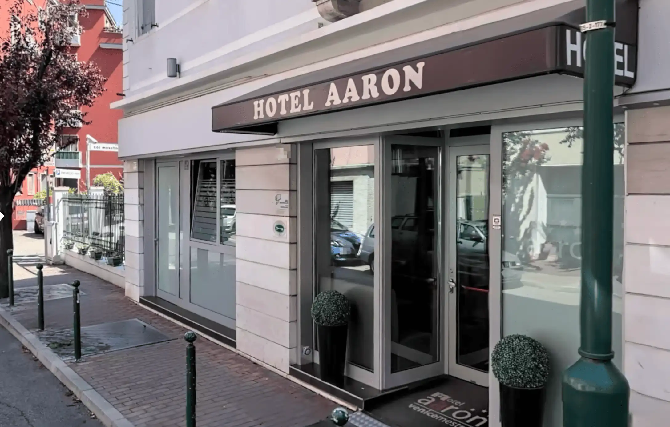Aaron Hotel外觀